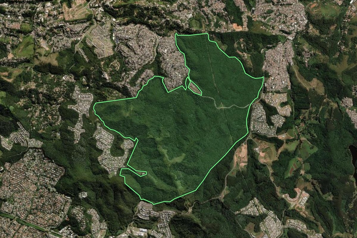 Imagem de satélite do imóvel rural em Santana de Parnaíba (SP), com o contorno declarado no CAR desenhado por cima.