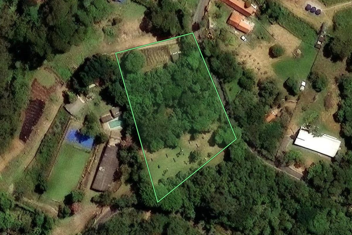 Imagem de satélite do imóvel rural em Santana de Parnaíba (SP), com o contorno declarado no CAR desenhado por cima.