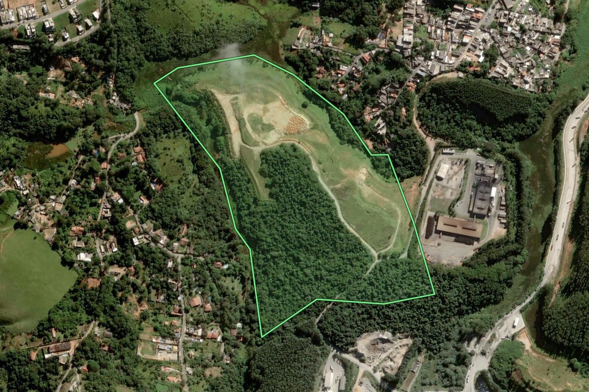 Imagem de satélite do imóvel rural em Santana de Parnaíba (SP), com o contorno declarado no CAR desenhado por cima.
