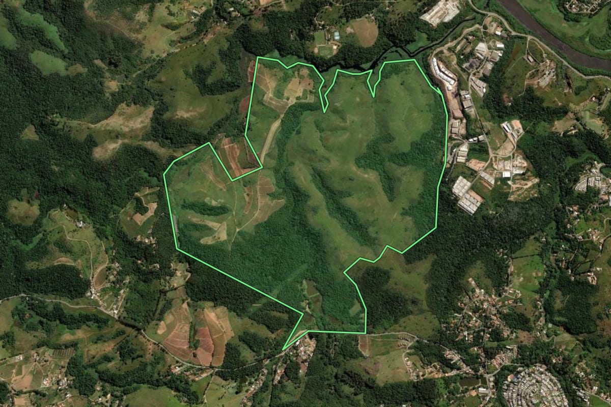 Imagem de satélite do imóvel rural em Santana de Parnaíba (SP), com o contorno declarado no CAR desenhado por cima.