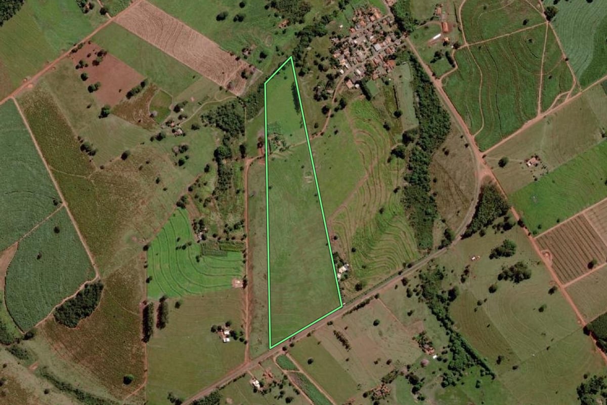 Imagem de satélite do imóvel rural em Santa Rita d'Oeste (SP), com o contorno declarado no CAR desenhado por cima.