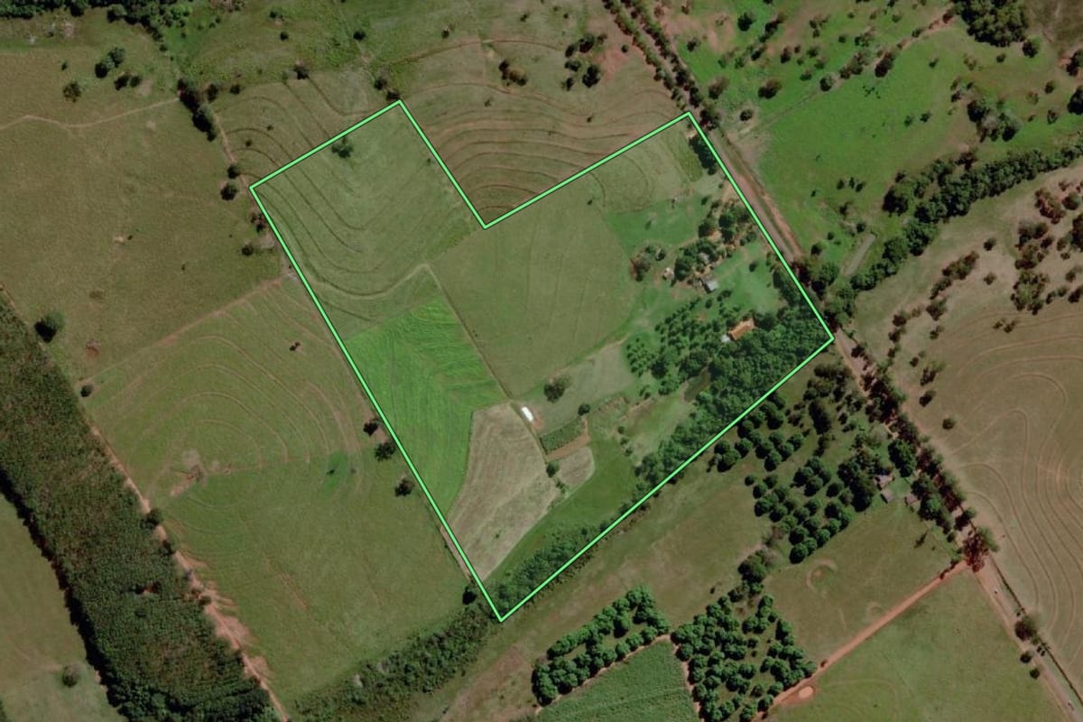 Imagem de satélite do imóvel rural em Santa Rita d'Oeste (SP), com o contorno declarado no CAR desenhado por cima.