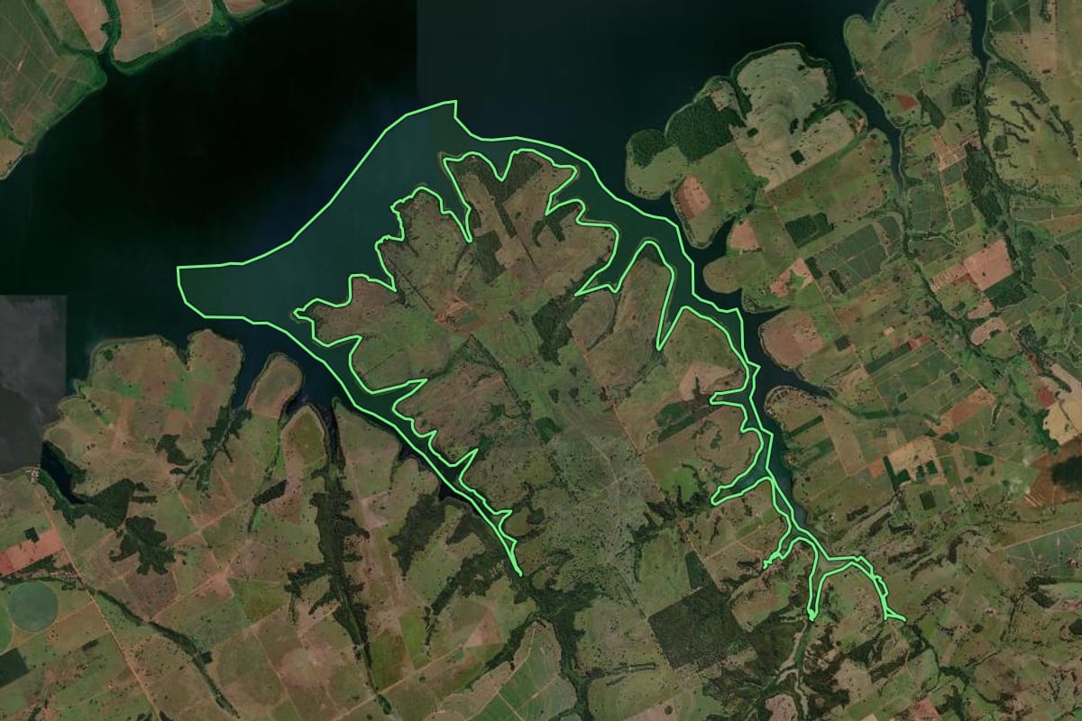 Imagem de satélite do imóvel rural em Santa Rita d'Oeste (SP), com o contorno declarado no CAR desenhado por cima.