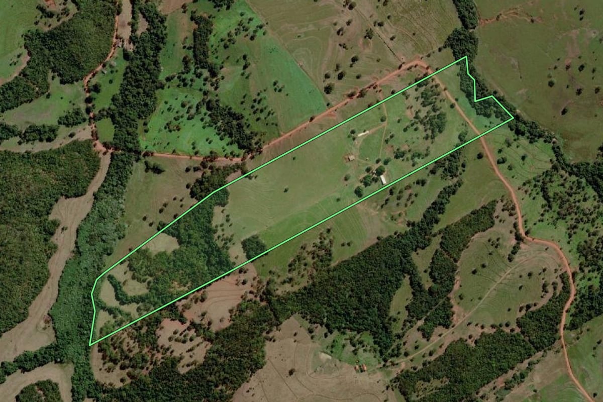 Imagem de satélite do imóvel rural em Santa Rita d'Oeste (SP), com o contorno declarado no CAR desenhado por cima.
