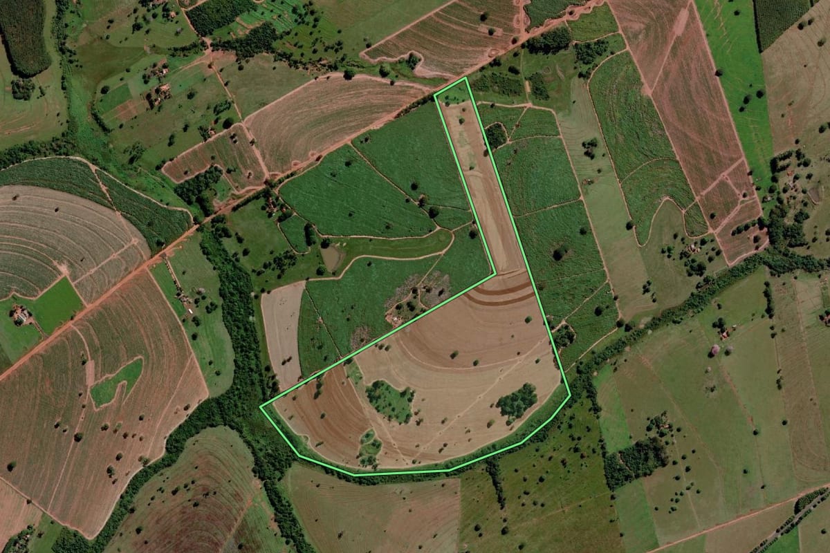 Imagem de satélite do imóvel rural em Santa Rita d'Oeste (SP), com o contorno declarado no CAR desenhado por cima.
