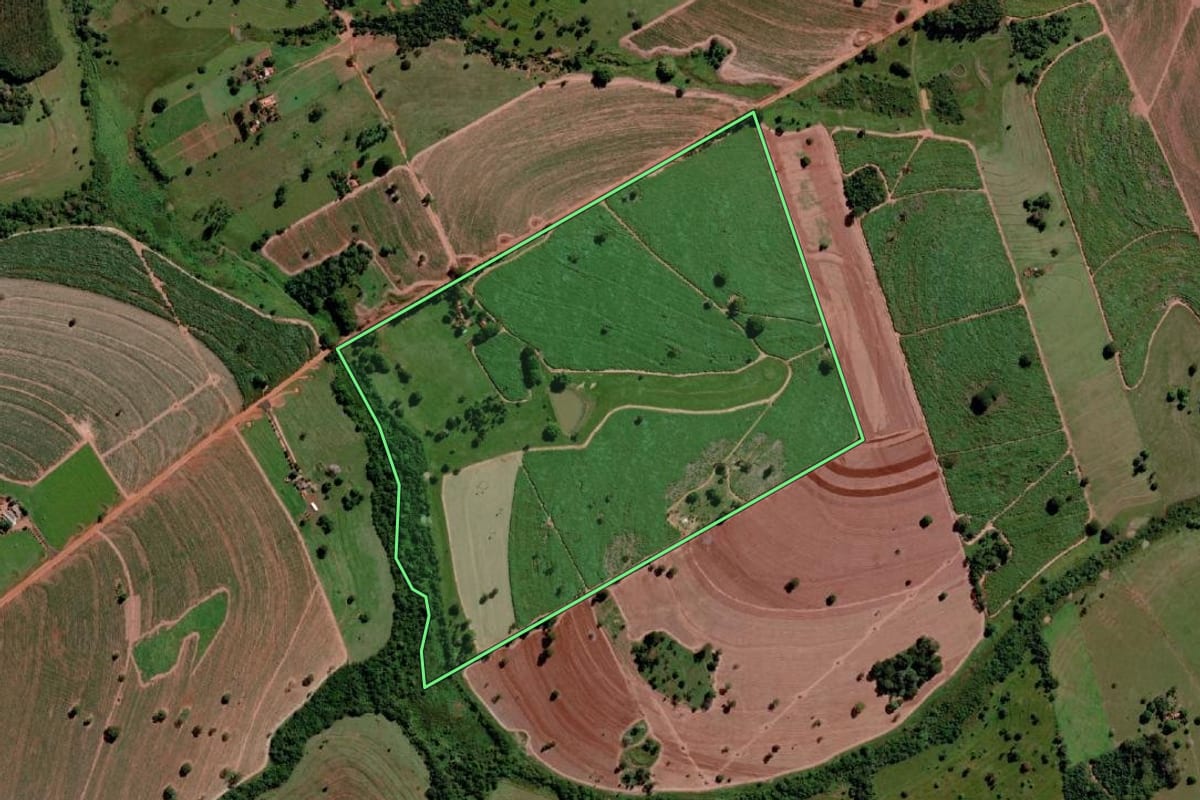 Imagem de satélite do imóvel rural em Santa Rita d'Oeste (SP), com o contorno declarado no CAR desenhado por cima.