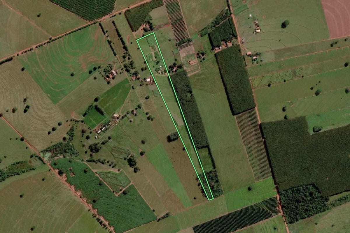 Imagem de satélite do imóvel rural em Santa Rita d'Oeste (SP), com o contorno declarado no CAR desenhado por cima.