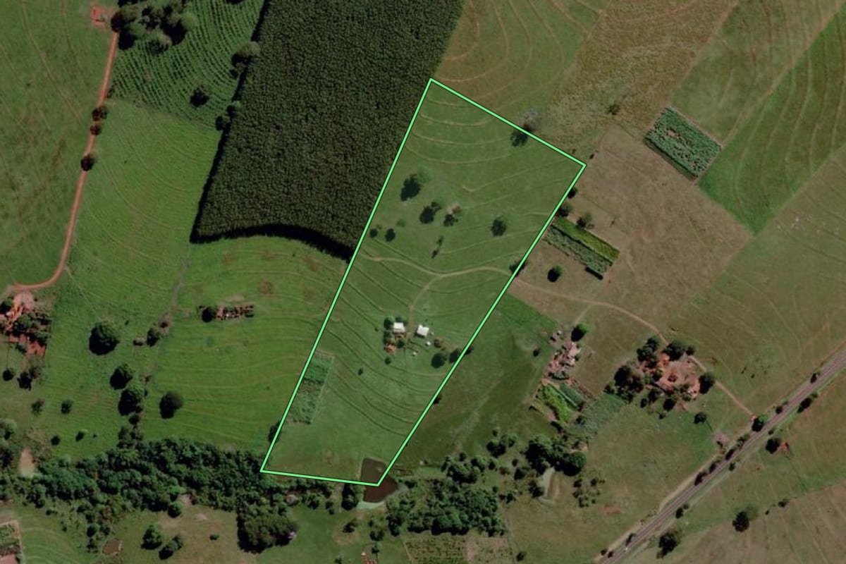Imagem de satélite do imóvel rural em Santa Rita d'Oeste (SP), com o contorno declarado no CAR desenhado por cima.