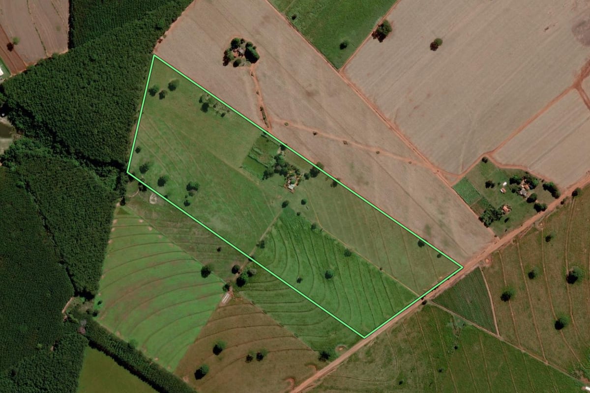 Imagem de satélite do imóvel rural em Santa Rita d'Oeste (SP), com o contorno declarado no CAR desenhado por cima.