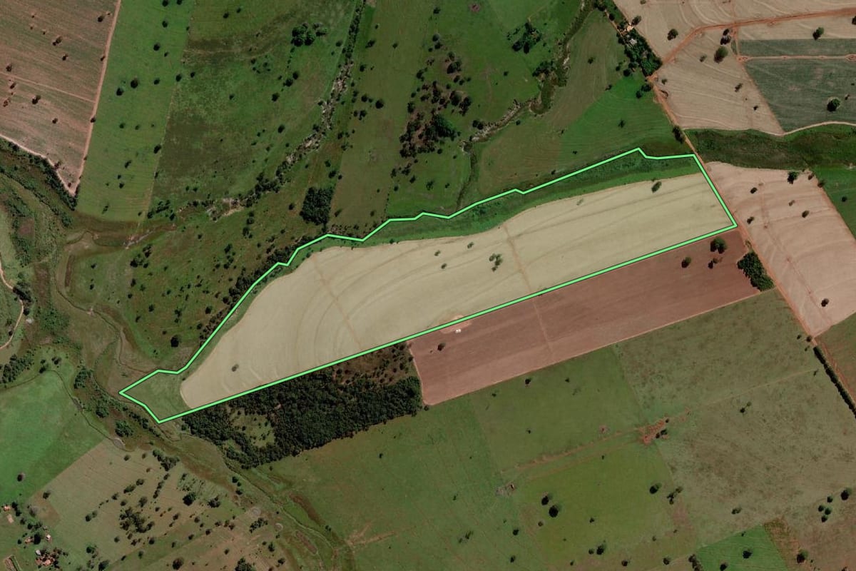 Imagem de satélite do imóvel rural em Santa Rita d'Oeste (SP), com o contorno declarado no CAR desenhado por cima.