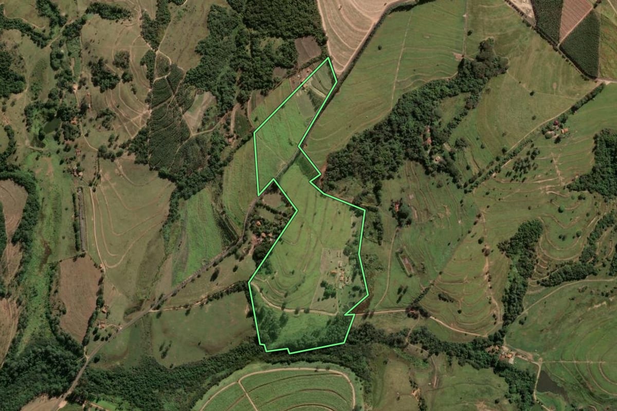 Imagem de satélite do imóvel rural em Santa Rita do Passa Quatro (SP), com o contorno declarado no CAR desenhado por cima.