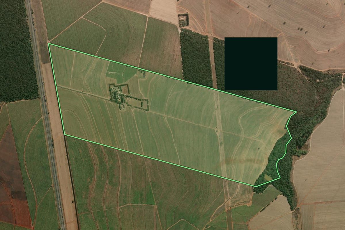 Imagem de satélite do imóvel rural em Santa Rita do Passa Quatro (SP), com o contorno declarado no CAR desenhado por cima.