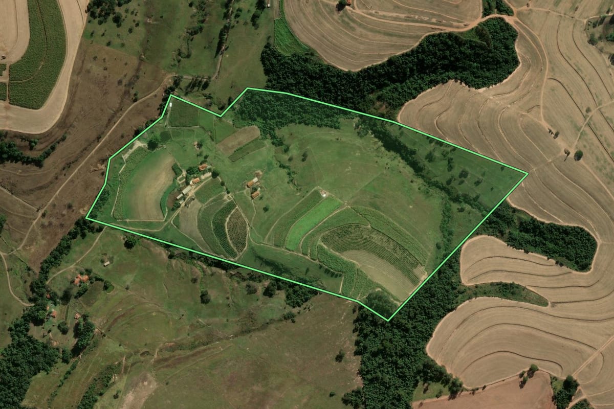 Imagem de satélite do imóvel rural em Santa Rita do Passa Quatro (SP), com o contorno declarado no CAR desenhado por cima.