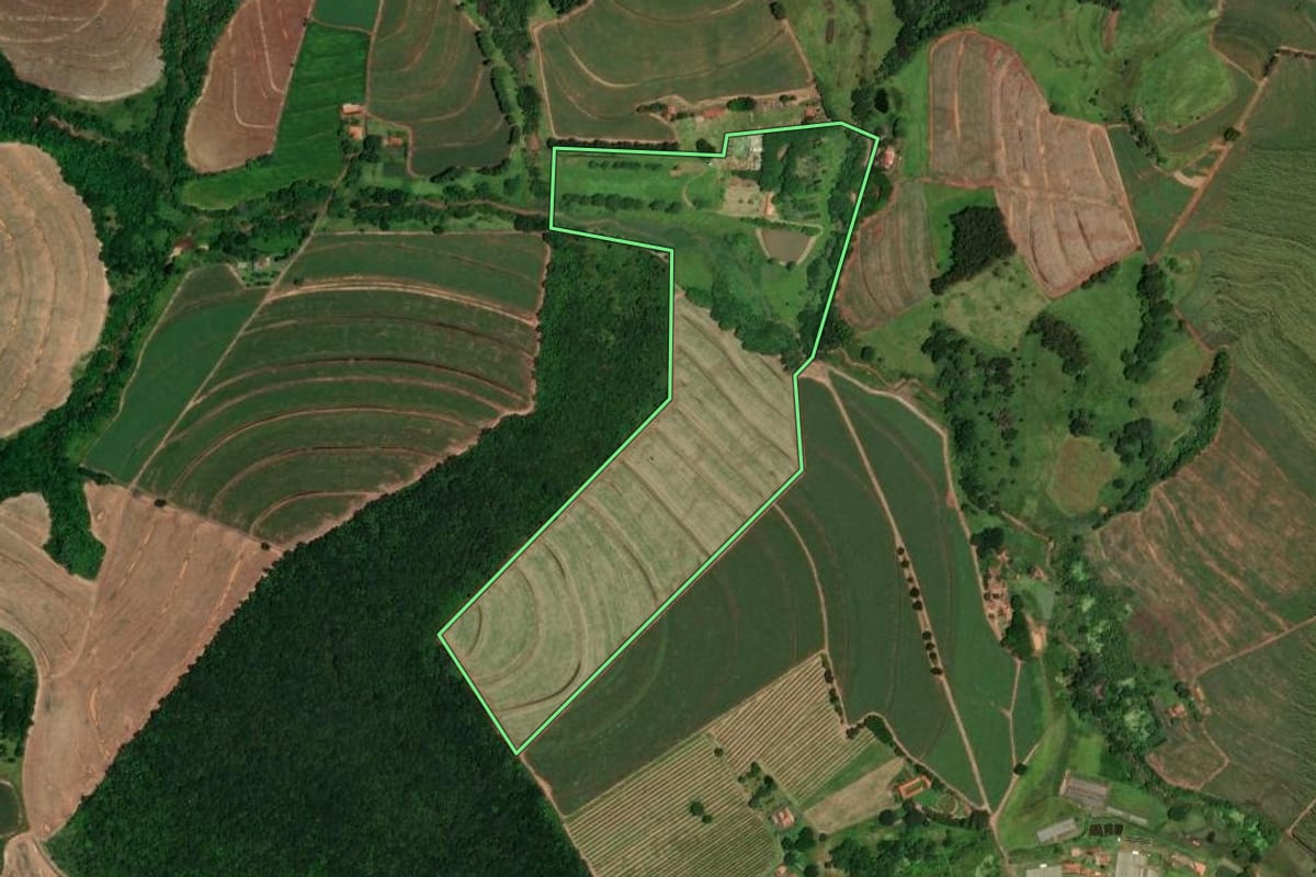 Imagem de satélite do imóvel rural em Santa Rita do Passa Quatro (SP), com o contorno declarado no CAR desenhado por cima.
