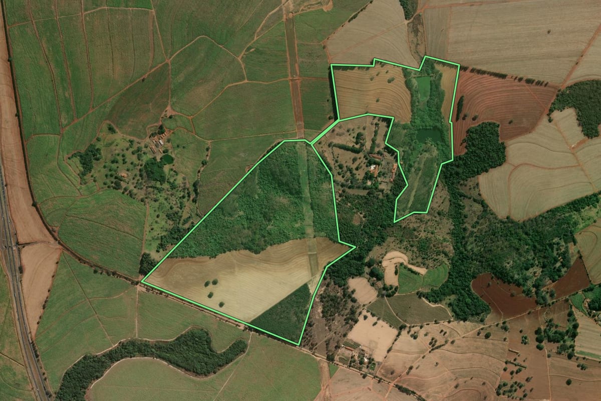 Imagem de satélite do imóvel rural em Santa Rita do Passa Quatro (SP), com o contorno declarado no CAR desenhado por cima.
