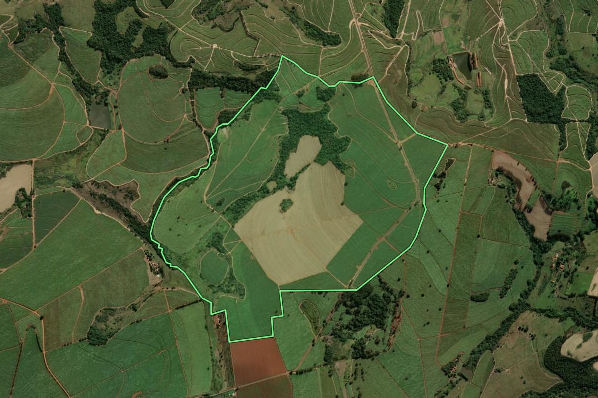 Imagem de satélite do imóvel rural em Santa Rita do Passa Quatro (SP), com o contorno declarado no CAR desenhado por cima.