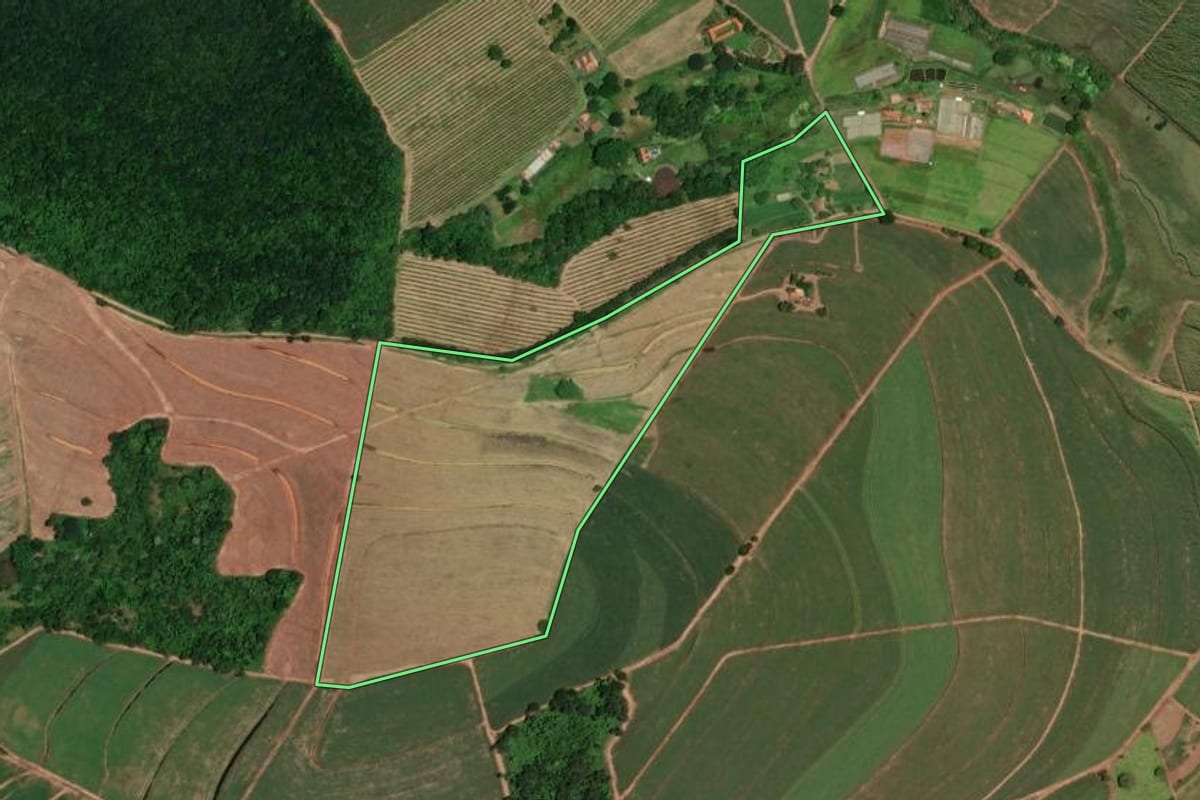 Imagem de satélite do imóvel rural em Santa Rita do Passa Quatro (SP), com o contorno declarado no CAR desenhado por cima.