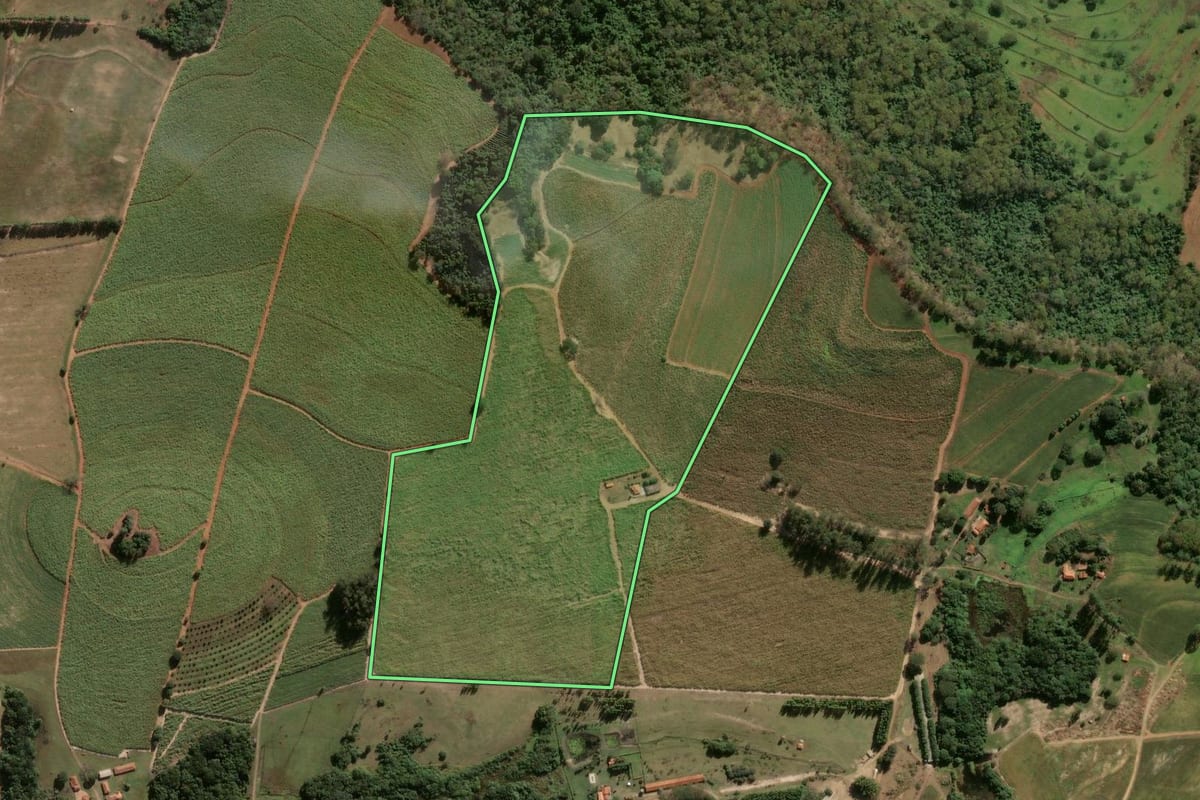 Imagem de satélite do imóvel rural em Santa Rita do Passa Quatro (SP), com o contorno declarado no CAR desenhado por cima.