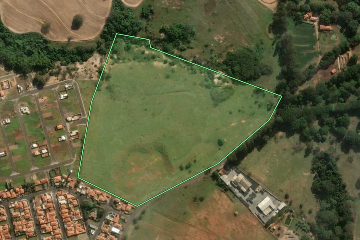 Imagem de satélite do imóvel rural em Santa Rita do Passa Quatro (SP), com o contorno declarado no CAR desenhado por cima.