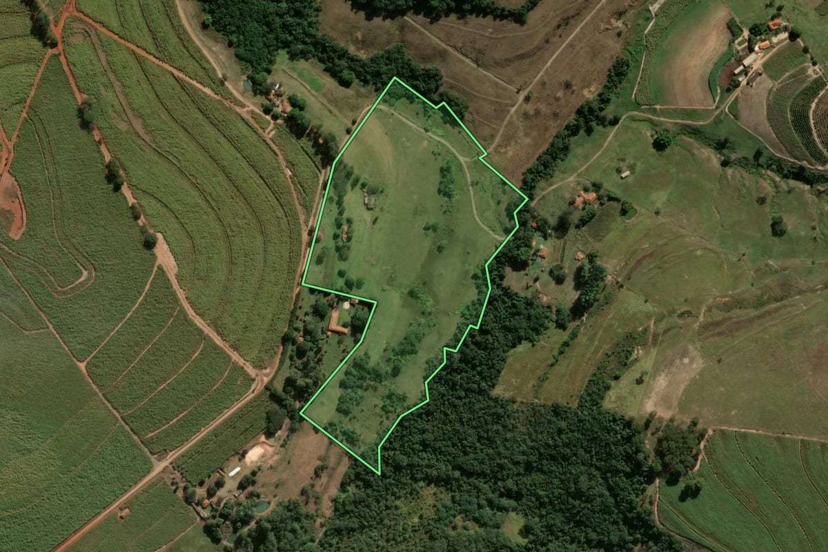 Imagem de satélite do imóvel rural em Santa Rita do Passa Quatro (SP), com o contorno declarado no CAR desenhado por cima.