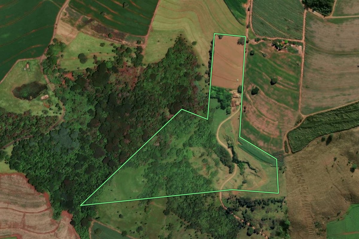 Imagem de satélite do imóvel rural em Santa Rita do Passa Quatro (SP), com o contorno declarado no CAR desenhado por cima.