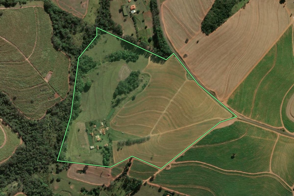 Imagem de satélite do imóvel rural em Santa Rita do Passa Quatro (SP), com o contorno declarado no CAR desenhado por cima.