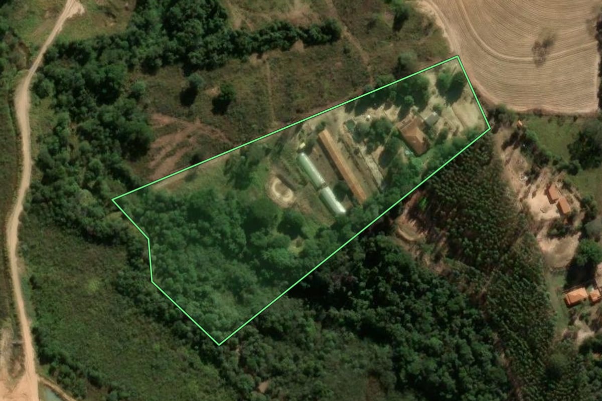 Imagem de satélite do imóvel rural em Santa Rita do Passa Quatro (SP), com o contorno declarado no CAR desenhado por cima.