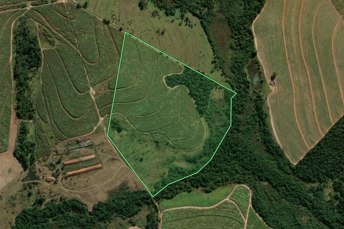 Imagem de satélite do imóvel rural em Santa Rita do Passa Quatro (SP), com o contorno declarado no CAR desenhado por cima.