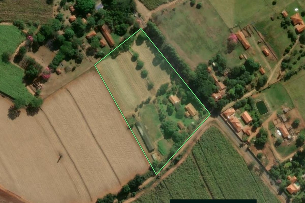 Imagem de satélite do imóvel rural em Santa Rita do Passa Quatro (SP), com o contorno declarado no CAR desenhado por cima.