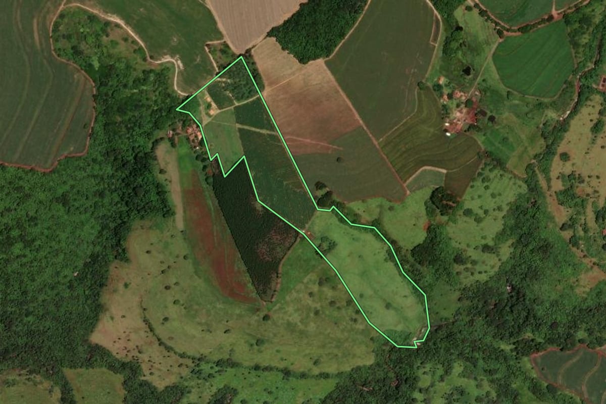 Imagem de satélite do imóvel rural em Santa Rita do Passa Quatro (SP), com o contorno declarado no CAR desenhado por cima.