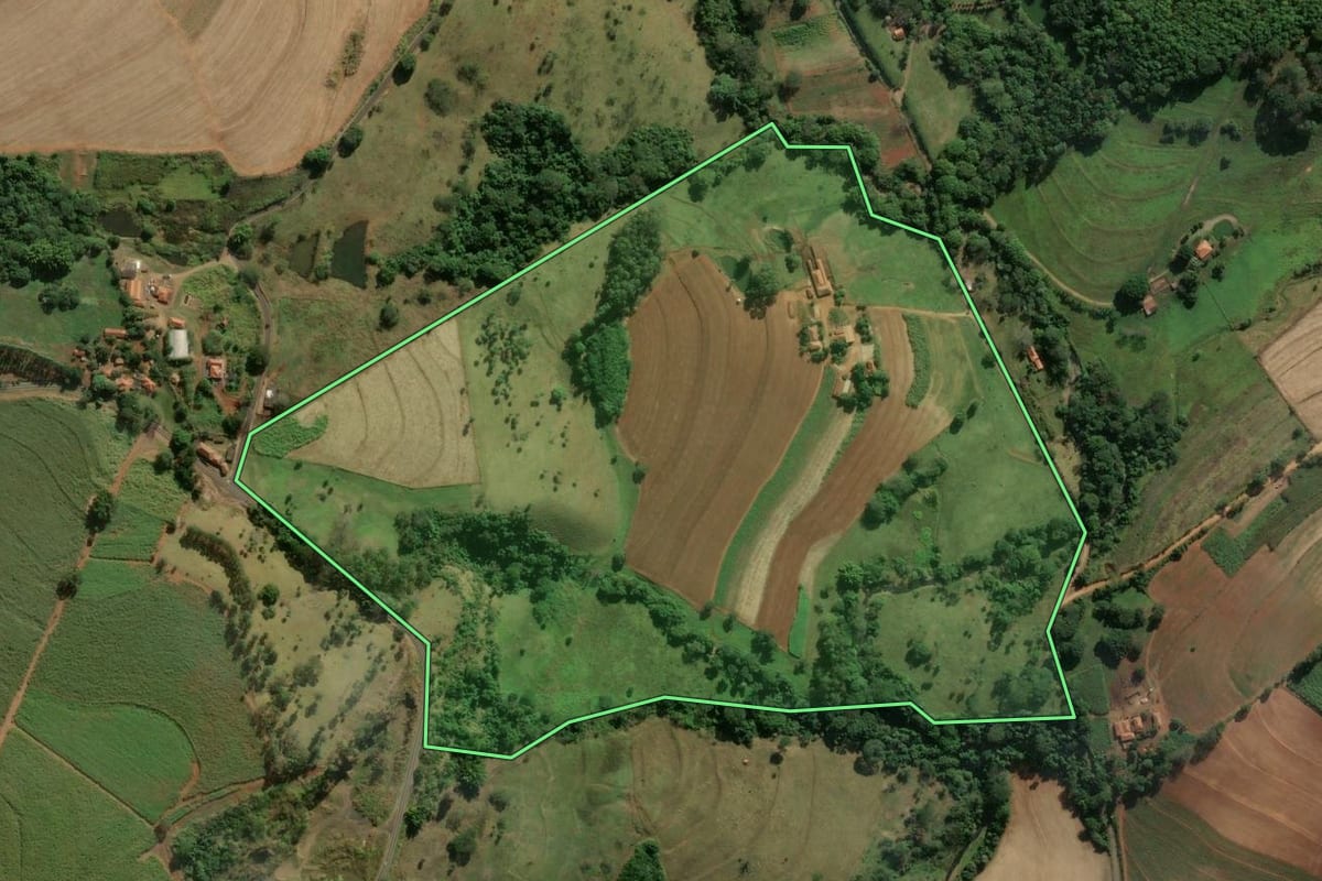 Imagem de satélite do imóvel rural em Santa Rita do Passa Quatro (SP), com o contorno declarado no CAR desenhado por cima.