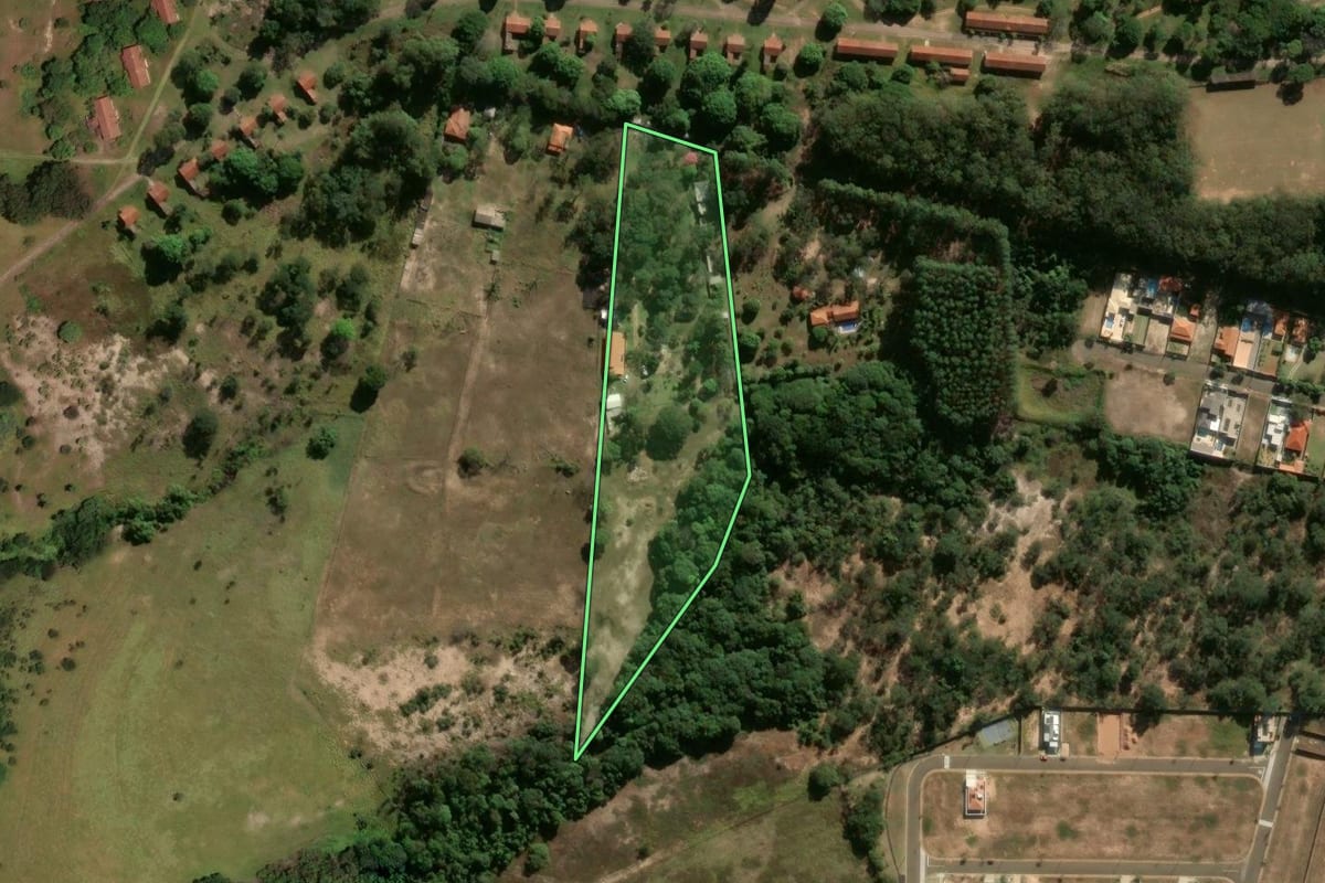 Imagem de satélite do imóvel rural em Santa Rita do Passa Quatro (SP), com o contorno declarado no CAR desenhado por cima.