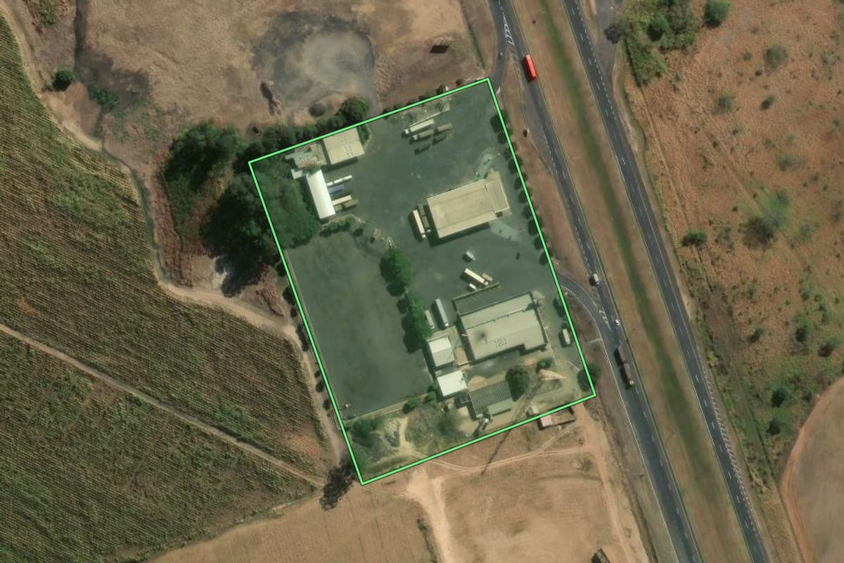 Imagem de satélite do imóvel rural em Santa Rita do Passa Quatro (SP), com o contorno declarado no CAR desenhado por cima.