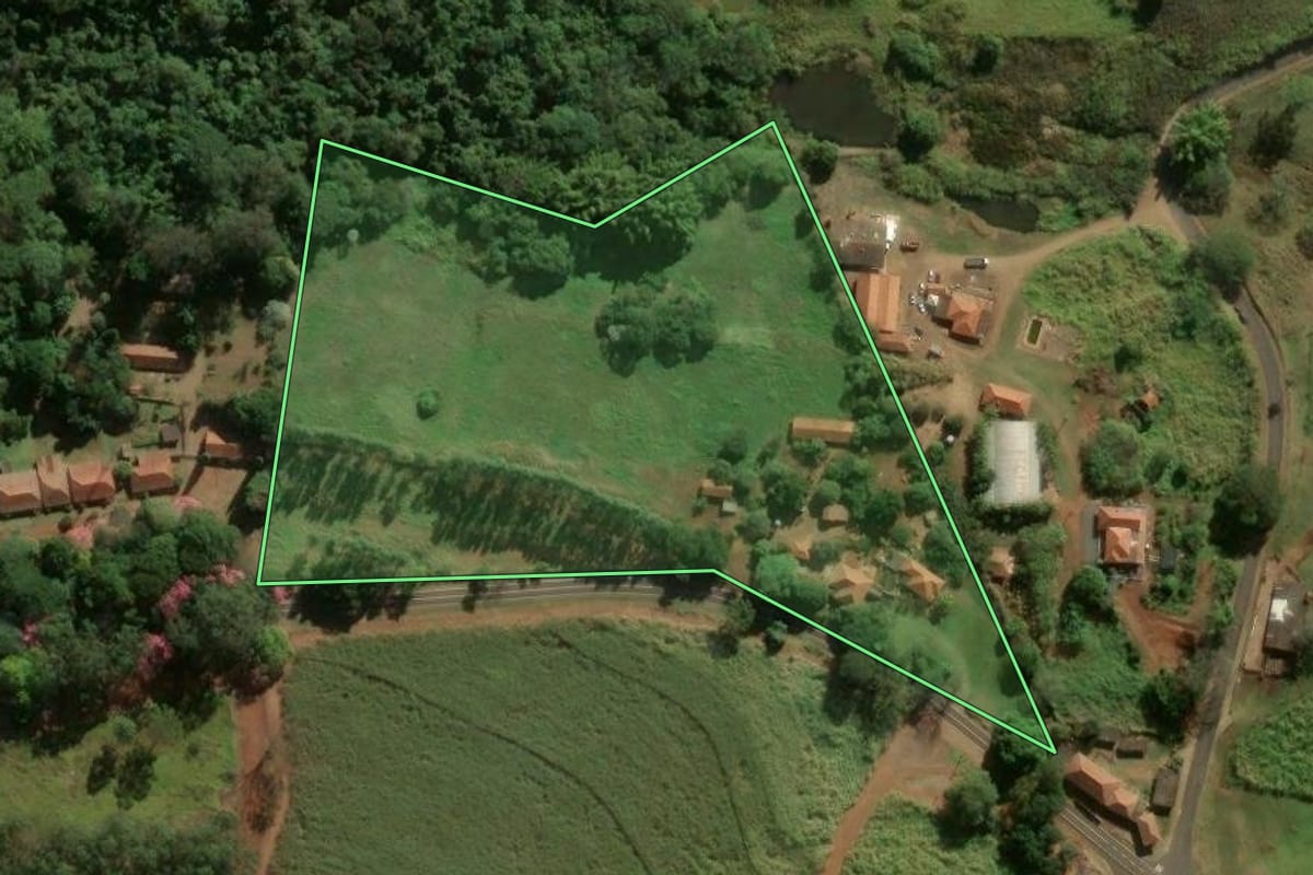 Imagem de satélite do imóvel rural em Santa Rita do Passa Quatro (SP), com o contorno declarado no CAR desenhado por cima.