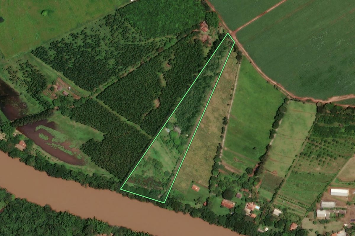 Imagem de satélite do imóvel rural em Santa Rita do Passa Quatro (SP), com o contorno declarado no CAR desenhado por cima.