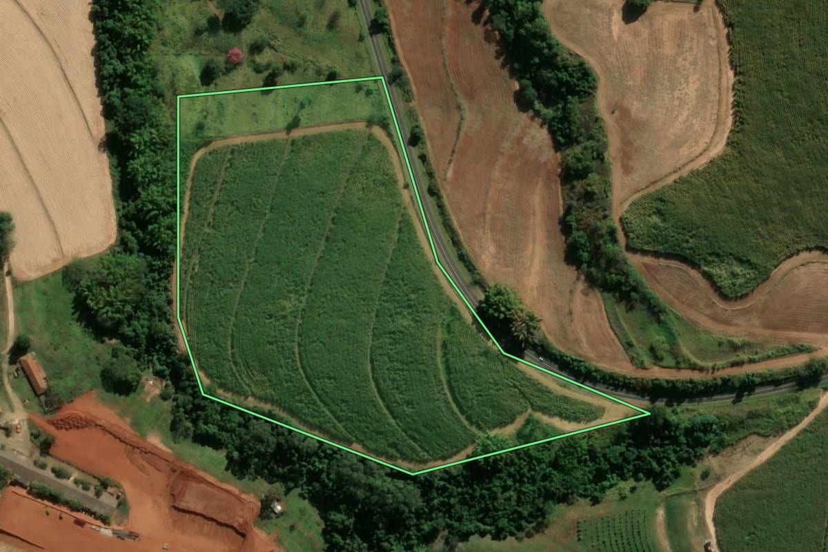 Imagem de satélite do imóvel rural em Santa Rita do Passa Quatro (SP), com o contorno declarado no CAR desenhado por cima.