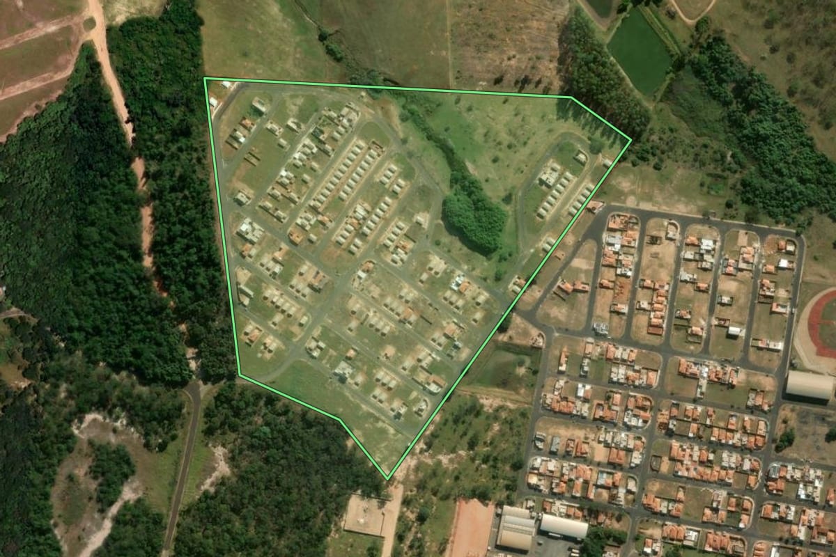 Imagem de satélite do imóvel rural em Santa Rita do Passa Quatro (SP), com o contorno declarado no CAR desenhado por cima.