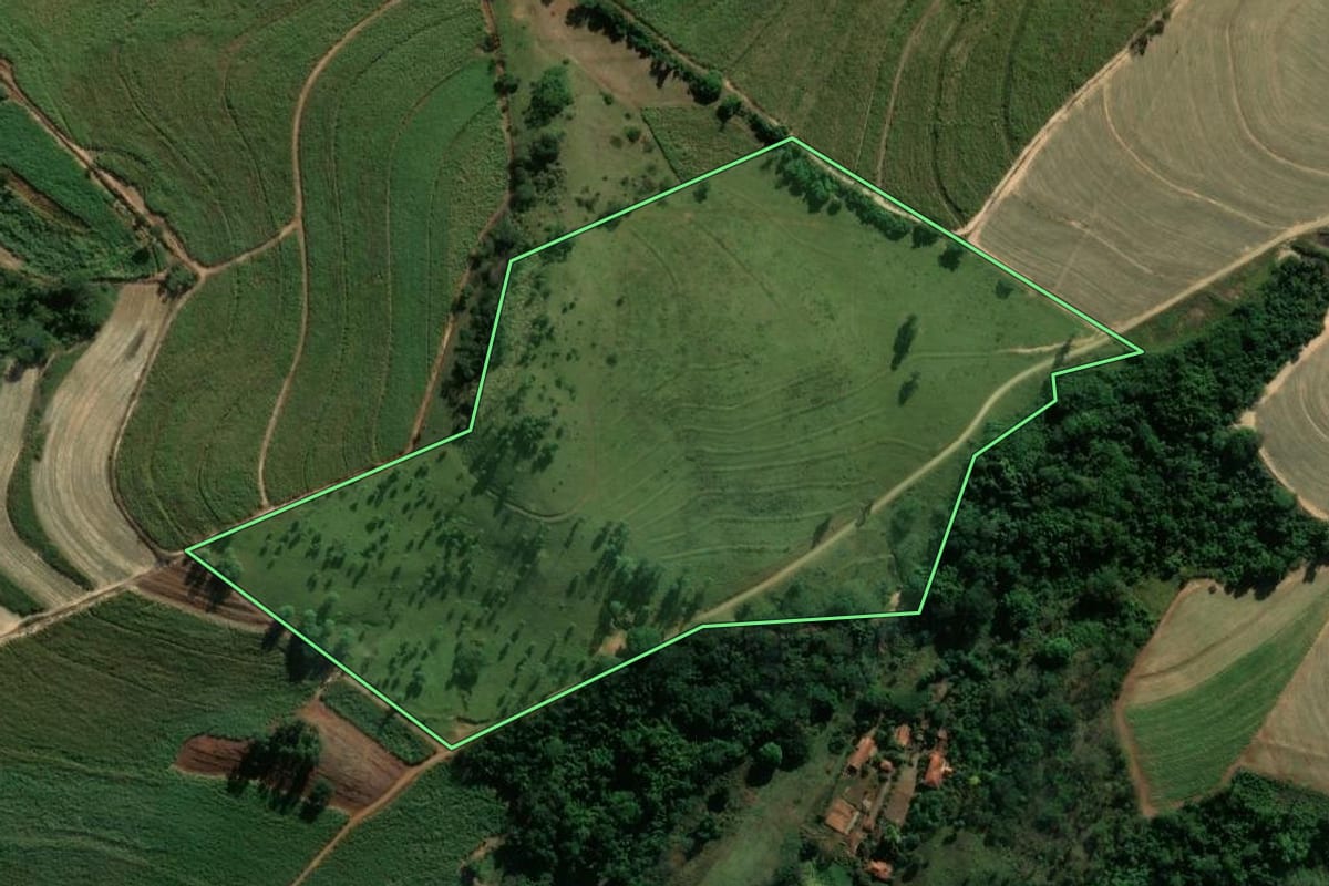 Imagem de satélite do imóvel rural em Santa Rita do Passa Quatro (SP), com o contorno declarado no CAR desenhado por cima.