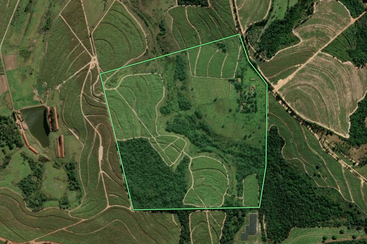 Imagem de satélite do imóvel rural em Santa Rita do Passa Quatro (SP), com o contorno declarado no CAR desenhado por cima.
