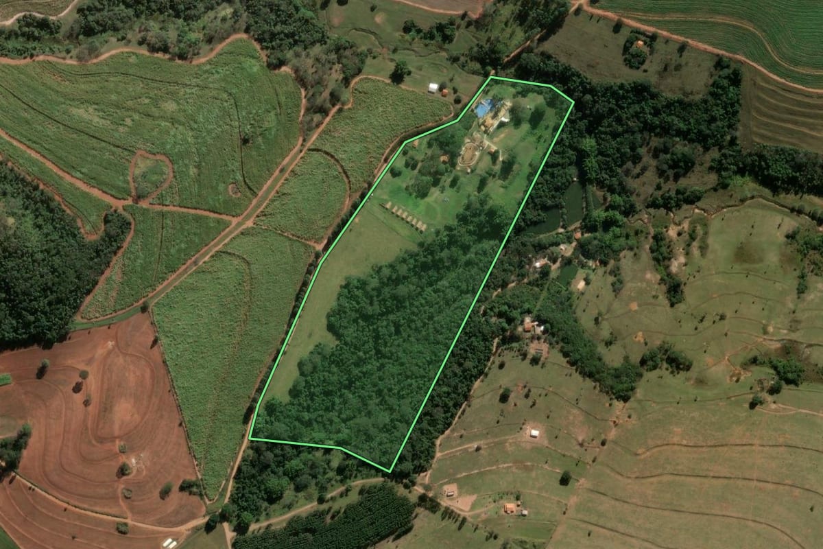 Imagem de satélite do imóvel rural em Santa Rita do Passa Quatro (SP), com o contorno declarado no CAR desenhado por cima.