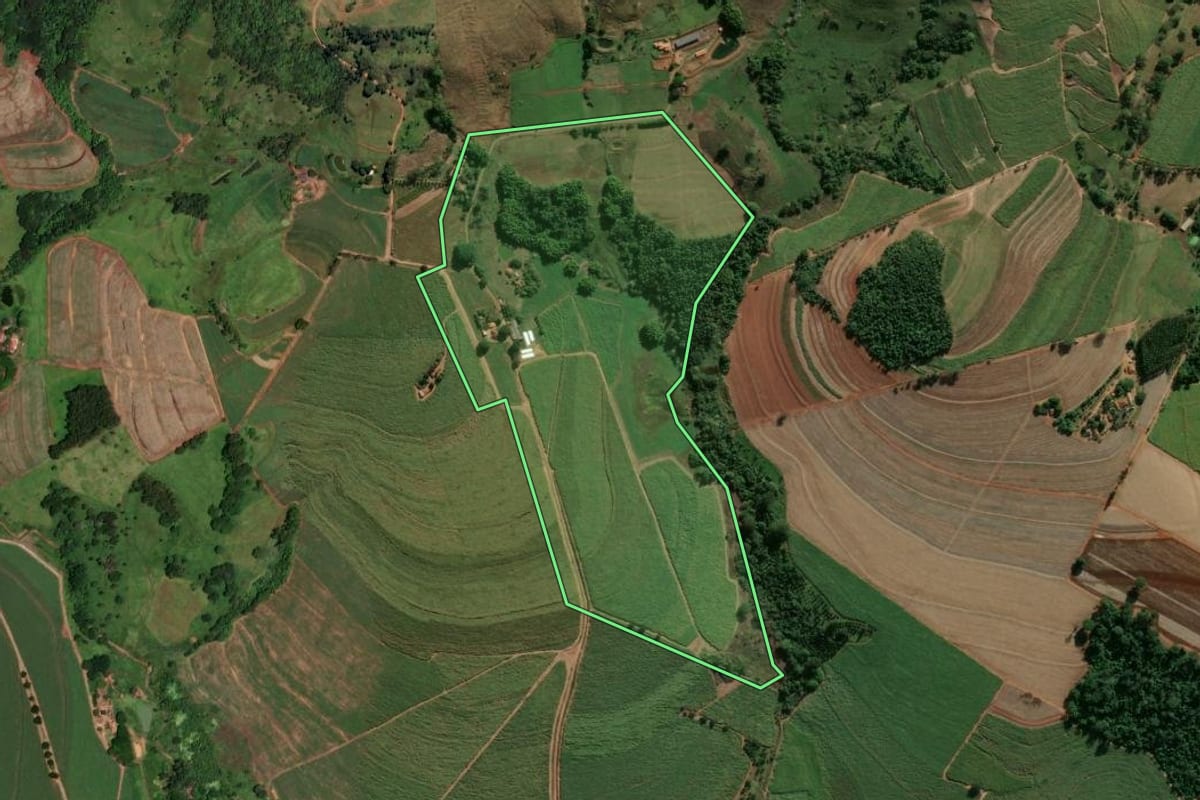 Imagem de satélite do imóvel rural em Santa Rita do Passa Quatro (SP), com o contorno declarado no CAR desenhado por cima.