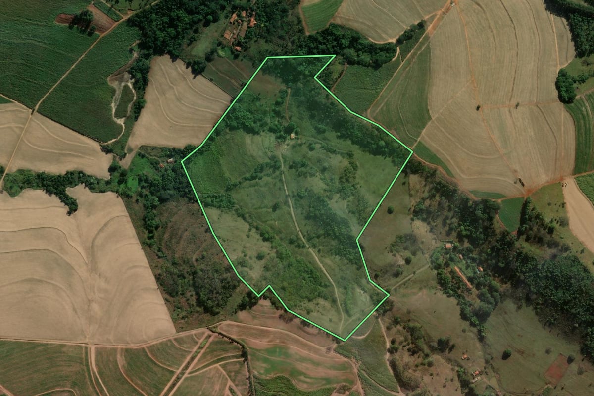Imagem de satélite do imóvel rural em Santa Rita do Passa Quatro (SP), com o contorno declarado no CAR desenhado por cima.