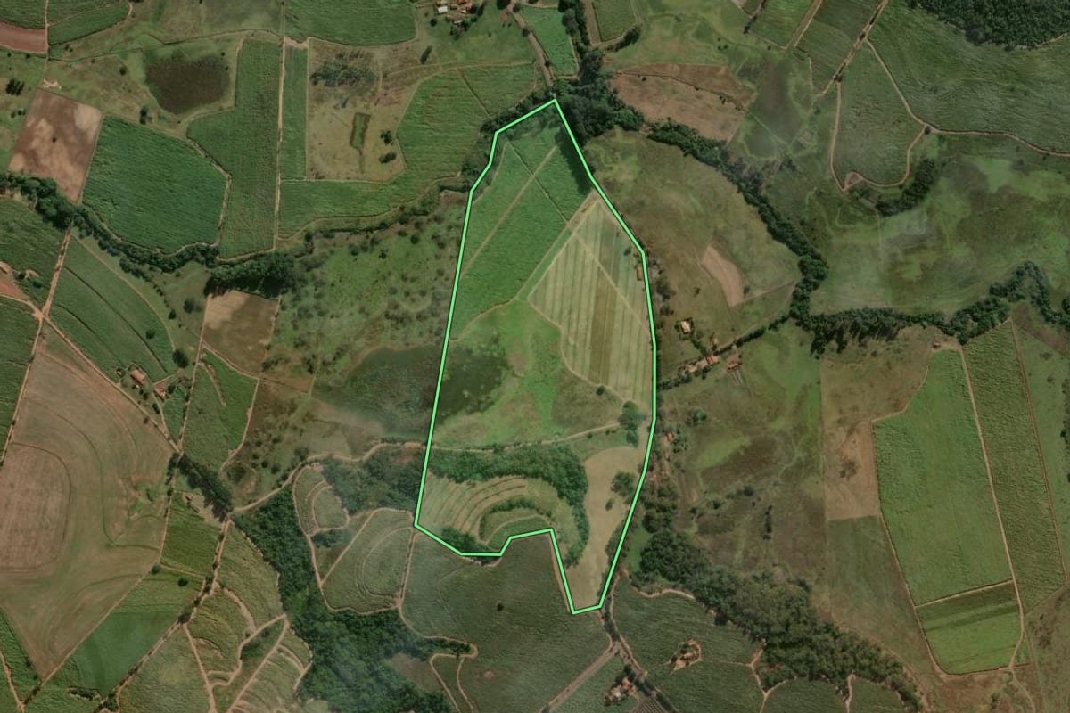 Imagem de satélite do imóvel rural em Santa Rita do Passa Quatro (SP), com o contorno declarado no CAR desenhado por cima.