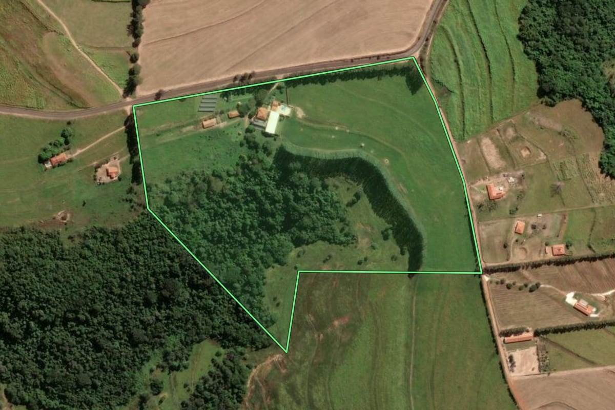 Imagem de satélite do imóvel rural em Santa Rita do Passa Quatro (SP), com o contorno declarado no CAR desenhado por cima.