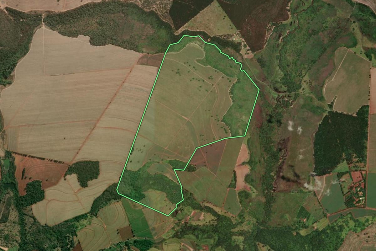 Imagem de satélite do imóvel rural em Santa Rita do Passa Quatro (SP), com o contorno declarado no CAR desenhado por cima.