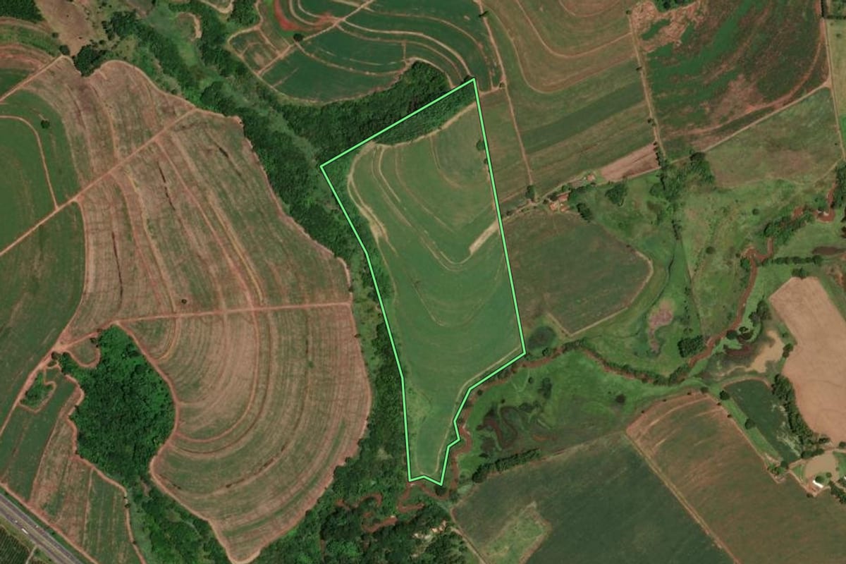 Imagem de satélite do imóvel rural em Santa Rita do Passa Quatro (SP), com o contorno declarado no CAR desenhado por cima.