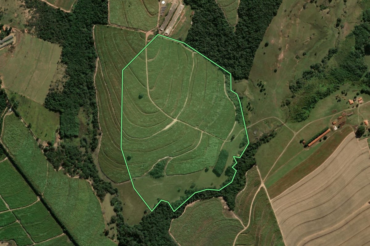 Imagem de satélite do imóvel rural em Santa Rita do Passa Quatro (SP), com o contorno declarado no CAR desenhado por cima.