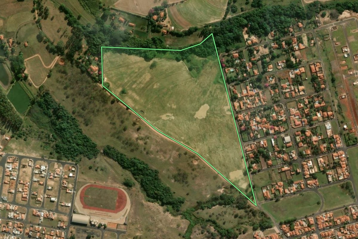 Imagem de satélite do imóvel rural em Santa Rita do Passa Quatro (SP), com o contorno declarado no CAR desenhado por cima.