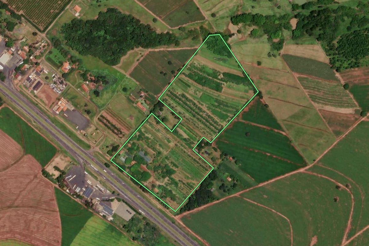 Imagem de satélite do imóvel rural em Santa Rita do Passa Quatro (SP), com o contorno declarado no CAR desenhado por cima.