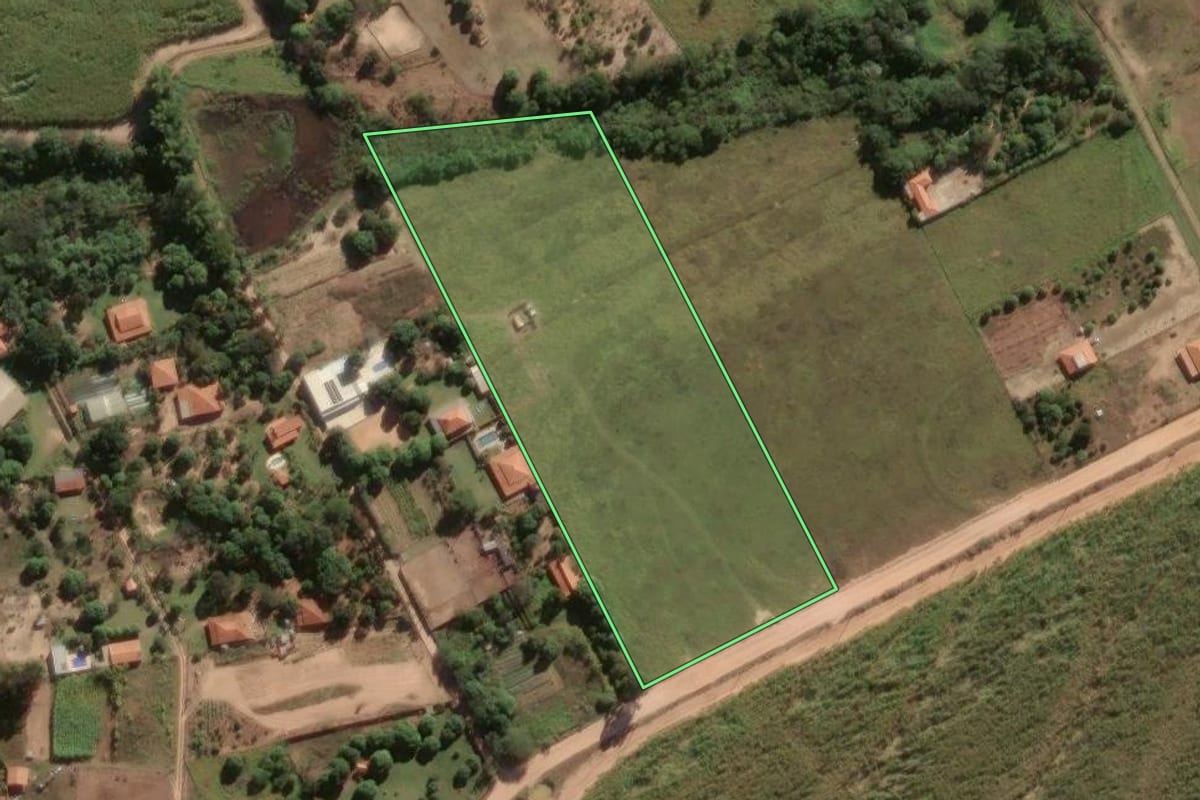 Imagem de satélite do imóvel rural em Santa Rosa de Viterbo (SP), com o contorno declarado no CAR desenhado por cima.